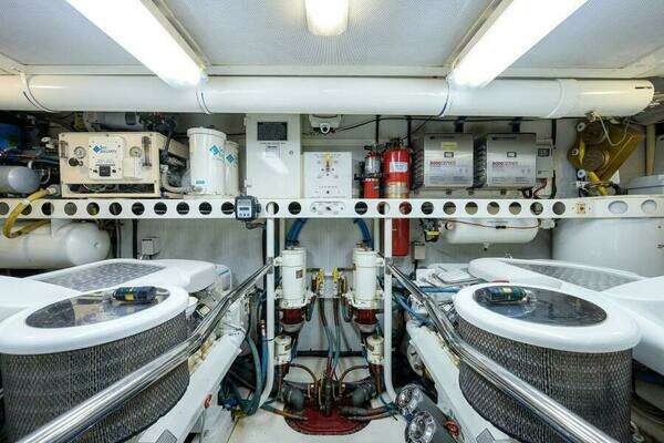 Lazzara Yachts 80 Cockpit Motoryacht Yacht For Sale