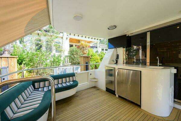 Lazzara Yachts 80 Cockpit Motoryacht Yacht For Sale