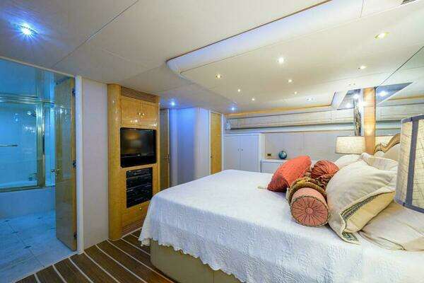 Lazzara Yachts 80 Cockpit Motoryacht Yacht For Sale