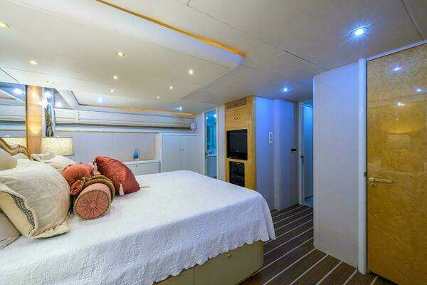 Lazzara Yachts 80 Cockpit Motoryacht Yacht For Sale