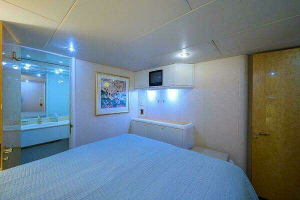 Lazzara Yachts 80 Cockpit Motoryacht Yacht For Sale