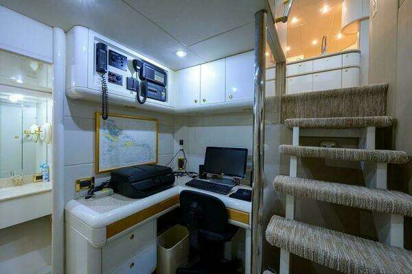 Lazzara Yachts 80 Cockpit Motoryacht Yacht For Sale
