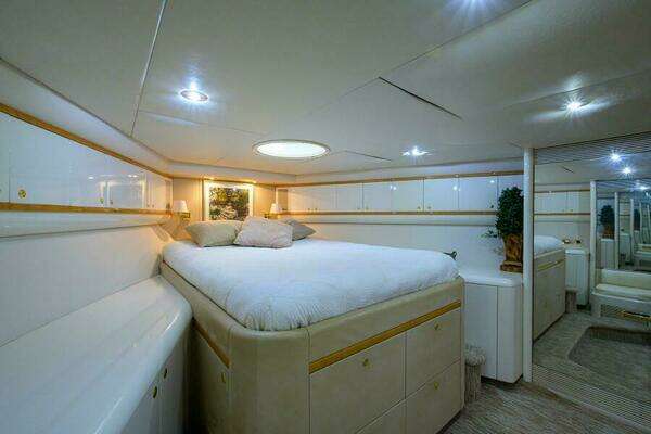 Lazzara Yachts 80 Cockpit Motoryacht Yacht For Sale