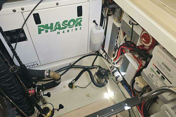 Hydra-Sports 3500 VX Repowered Yacht For Sale