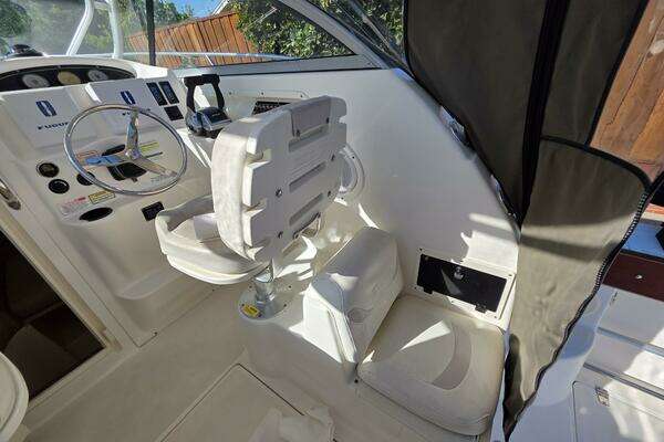 Boston Whaler 255 Conquest Yacht For Sale
