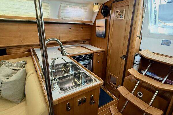 Catalina 355 Yacht For Sale