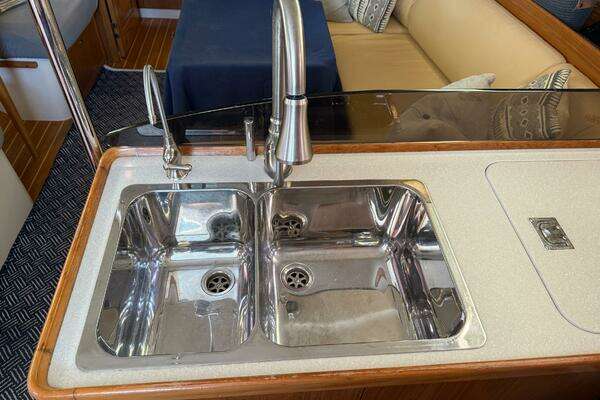 Catalina 355 Yacht For Sale