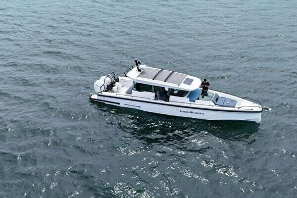 37-ft-Axopar-2023-Cross Cabin Brabus Trim-panama Panama yacht for sale