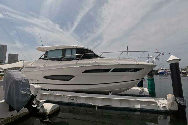 38-ft-Regal-2020-Grande Coupe-cartagena Colombia yacht for sale