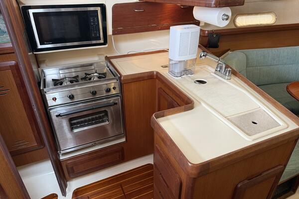 Treinta y Tres 33ft Hunter Yacht For Sale