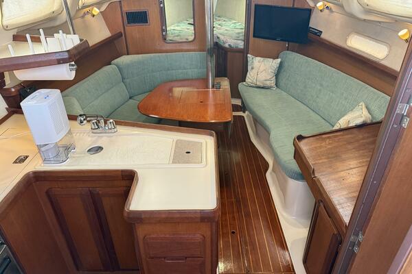 Treinta y Tres 33ft Hunter Yacht For Sale