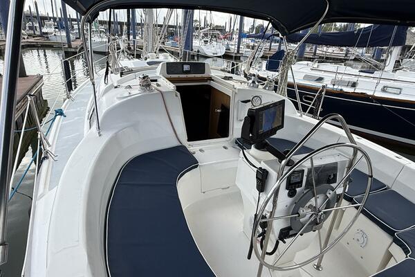 Treinta y Tres 33ft Hunter Yacht For Sale