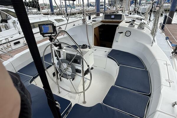 Treinta y Tres 33ft Hunter Yacht For Sale