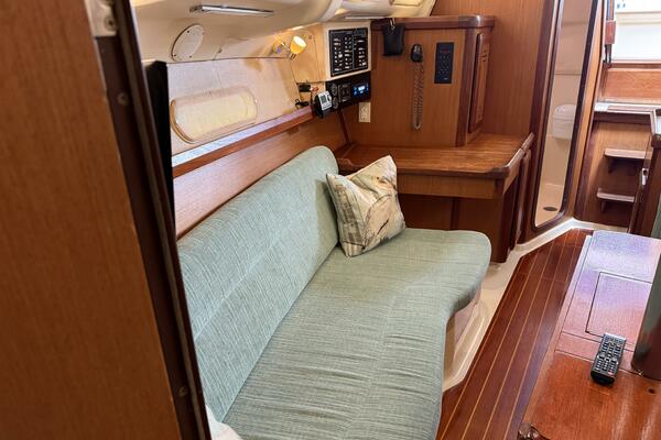 Treinta y Tres 33ft Hunter Yacht For Sale