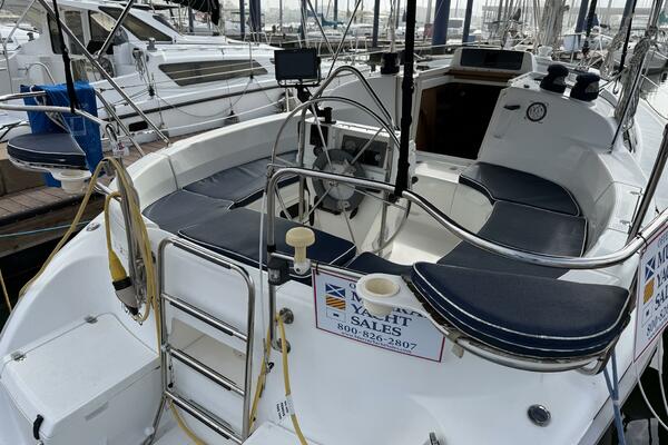 Treinta y Tres 33ft Hunter Yacht For Sale