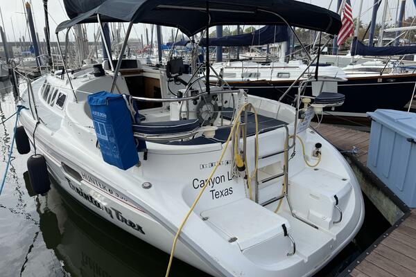 Treinta y Tres 33ft Hunter Yacht For Sale