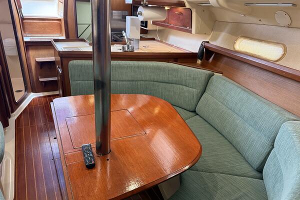 Treinta y Tres 33ft Hunter Yacht For Sale