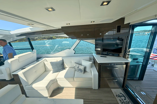 2020 Cruisers Yachts 50