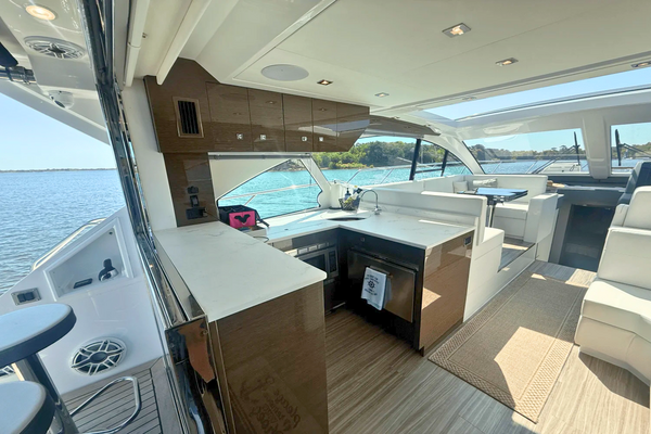 2020 Cruisers Yachts 50