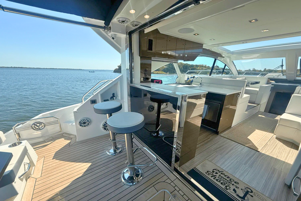 2020 Cruisers Yachts 50