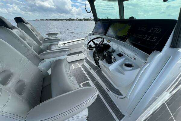 Photo of the 2020 HCB 53 Suenos "Title Wave"