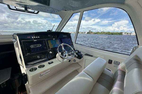 2023 Boston Whaler 38