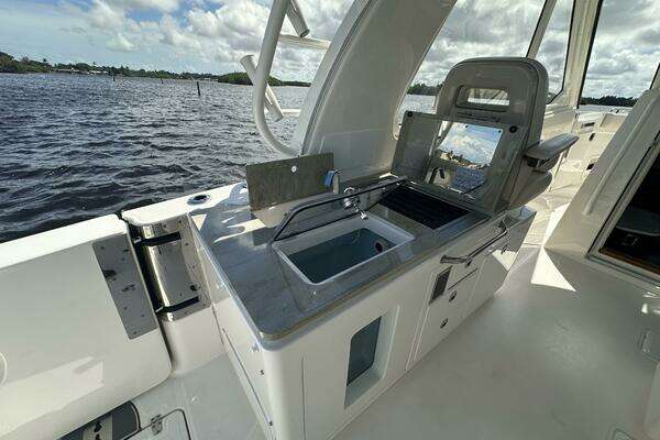 2023 Boston Whaler 38