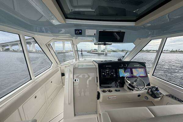 2023 Boston Whaler 38