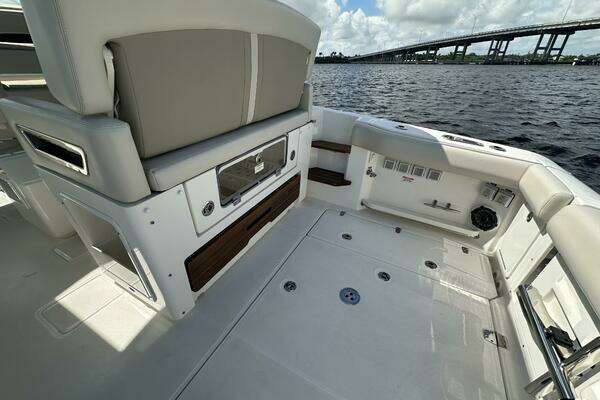 2023 Boston Whaler 38