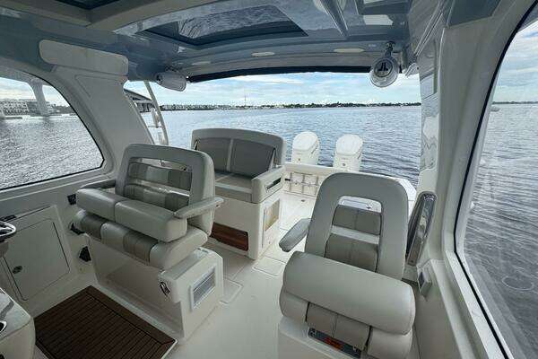 2023 Boston Whaler 38