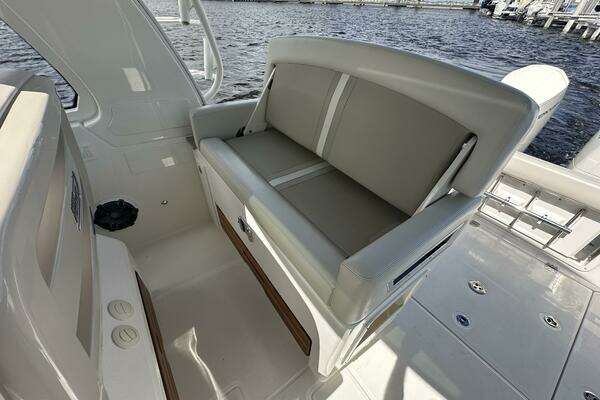 2023 Boston Whaler 38
