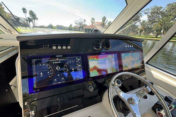 2023 Boston Whaler 38