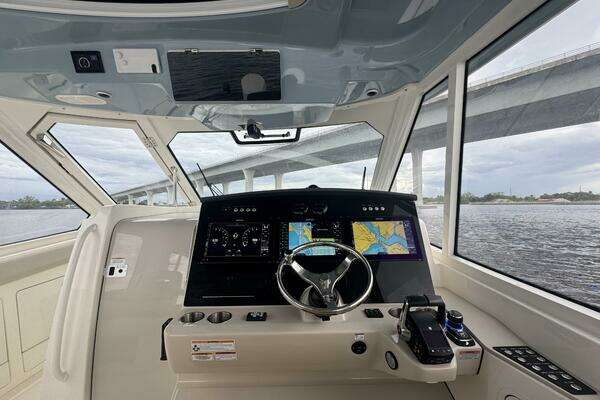 2023 Boston Whaler 38