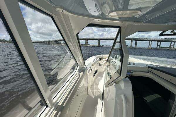 2023 Boston Whaler 38