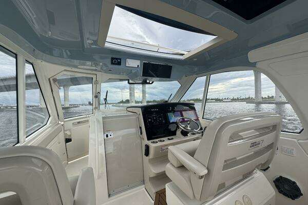 2023 Boston Whaler 38