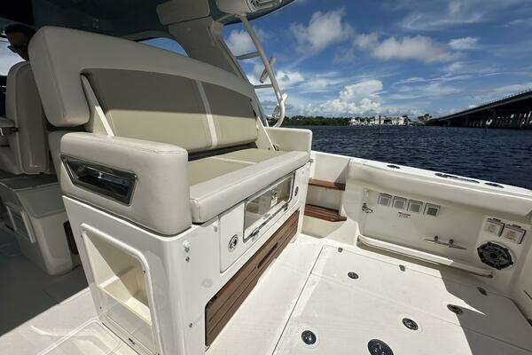 2023 Boston Whaler 38