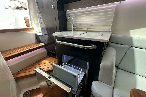 2023 Boston Whaler 38