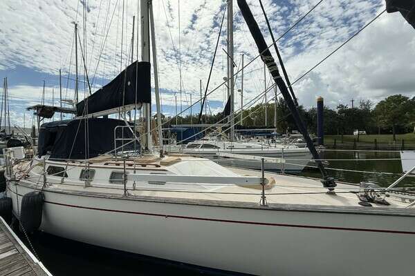 Photo of the 1988 Catalina Morgan 44 Center Cockpit "Meno Mosso"