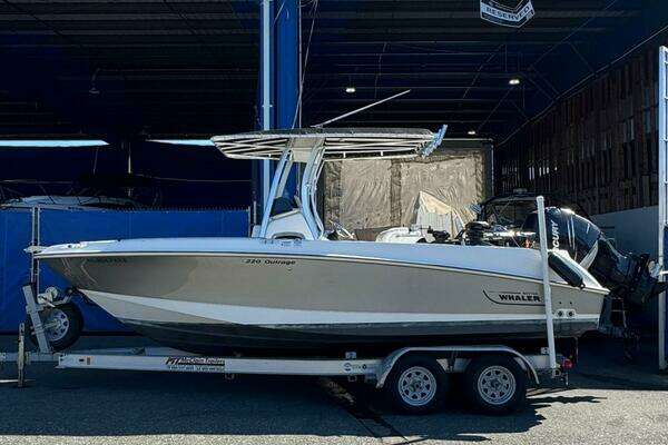 Photo of the 2014 Boston Whaler 220 Outrage