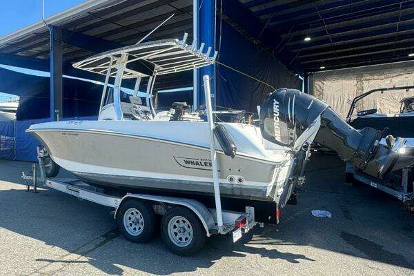 Photo of the 2014 Boston Whaler 220 Outrage