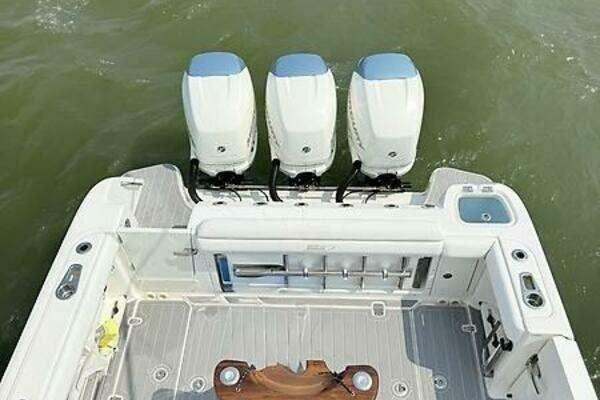 2014 Boston Whaler 35