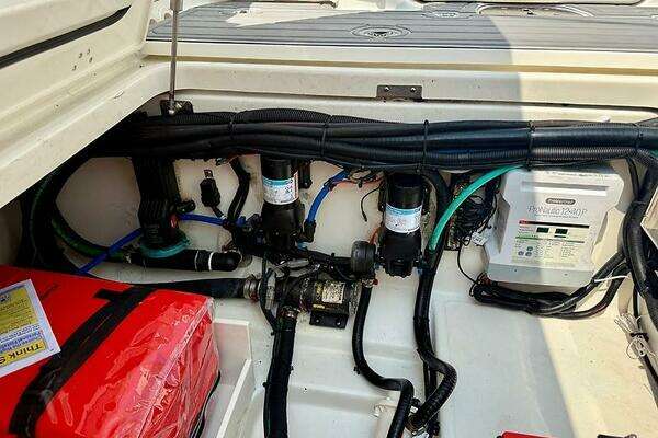 2014 Boston Whaler 35