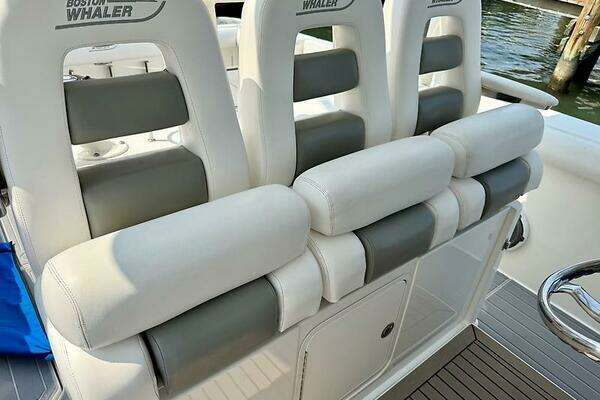 2014 Boston Whaler 35