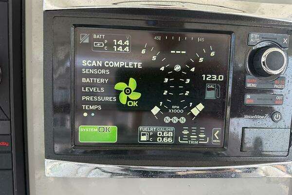 2014 Boston Whaler 35