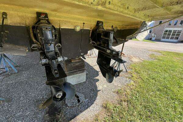 Photo of the 2000 Rinker Fiesta Vee 340 "Si Caro"