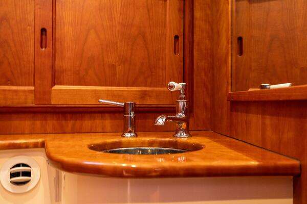 Hinckley Talaria 48 Flybridge Yacht For Sale