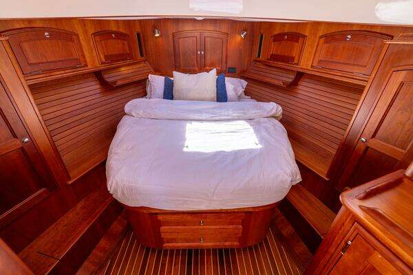 Hinckley Talaria 48 Flybridge Yacht For Sale