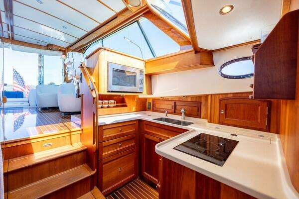 Hinckley Talaria 48 Flybridge Yacht For Sale