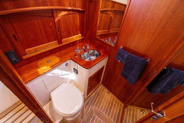 Hinckley Talaria 48 Flybridge Yacht For Sale