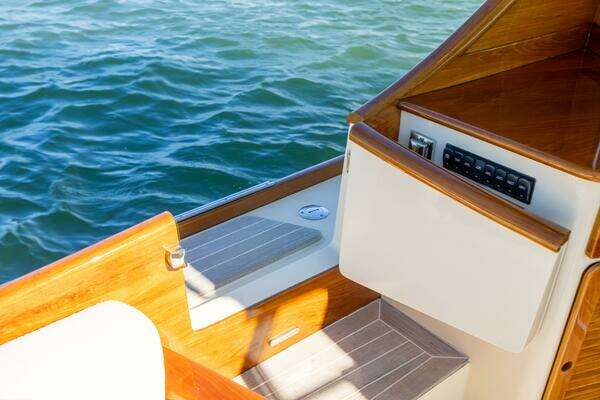 Hinckley Talaria 48 Flybridge Yacht For Sale